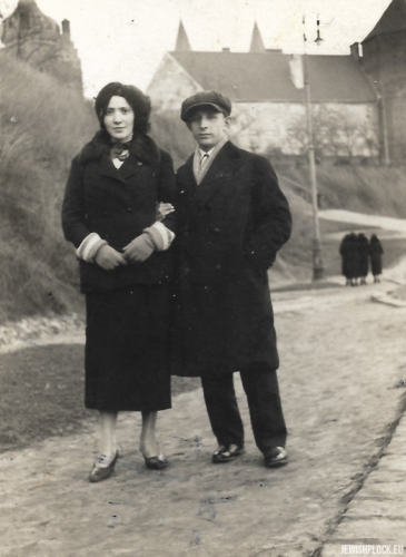 Liba Celner with her fiancé on the Tum Hill, Płock, 1930s 